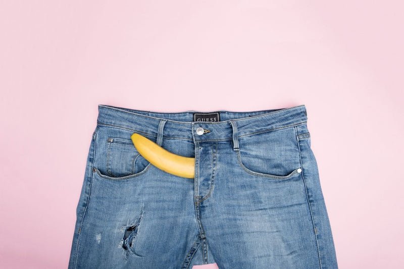 Banana che sporge dall'apertura di un paio di jeans